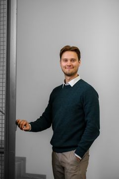 Tuomas Uusnäkki seisoo portaikossa.