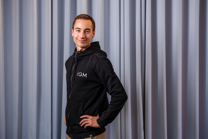 Eric Hyyppä in front of a grey curtain.