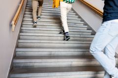 Opiskelijat kulkevat portaita ylöspäin.