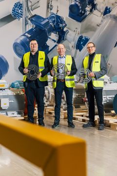 Kivijalka-palkinnon voittaneen ABB:n tiimin jäseniä: Tero Känsäkangas, Ari Tammi ja Jouni Ikäheimo SynRM-moottorin roottorilevyt käsissään.