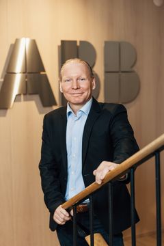 Kivijalka-palkinnon voittaneen ABB:n tiimin Ari Tammi.