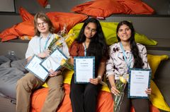 Kipinä-kilpailun voittajat istuvat vierekkäin portaikossa tyynyillä.