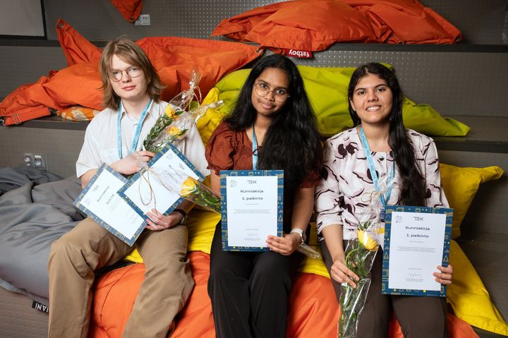 Kipinä-kilpailun voittajat istuvat vierekkäin portaikossa tyynyillä.