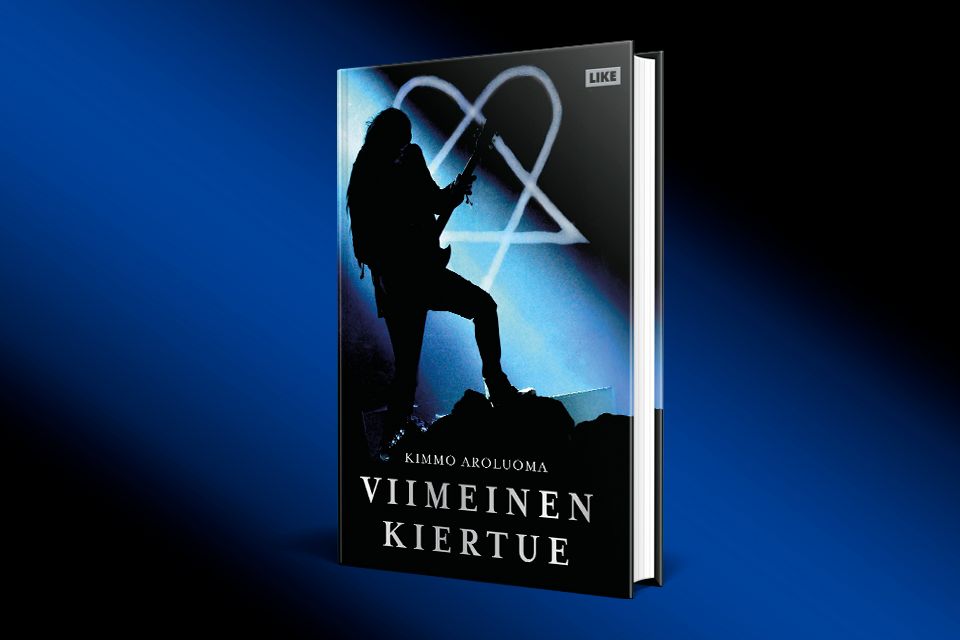 Kimmo Aroluoman Viimeinen kiertue kertoo HIM-yhtyeen tiestä maailman suurimmille keikkalavoille – sekä niiden takahuoneisiin, joissa unelmat ja todellisuus törmäsivät