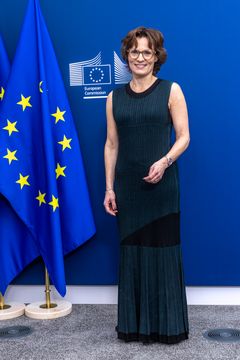 Komissaari Jessika Roswall oli pukeutunut biotalousstrategian julkistustilaisuudessa Metsä Groupin Kuura-tekstiilistä valmistettuun mekkoon.