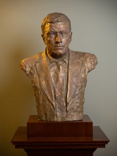 Foto av President Niinistös porträttbyst