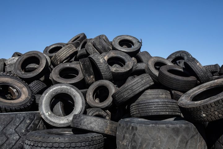 Kun renkaalla ei ole enää turvallista ajaa, sen paikka on hyötykäytössä. Suomen Rengaskierrätys Oy jalostaa renkaista muovi- ja kumiteollisuudelle uusioraaka-ainetta, jolla voidaan korvata 25–50 prosenttia tuottteen öljypohjaisista materiaaleista.
