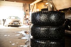 Tieliikennelain mukaisesti nastarenkaita saa käyttää marraskuun alusta maaliskuun loppuun ja muulloinkin, jos sää tai keli sitä edellyttää.