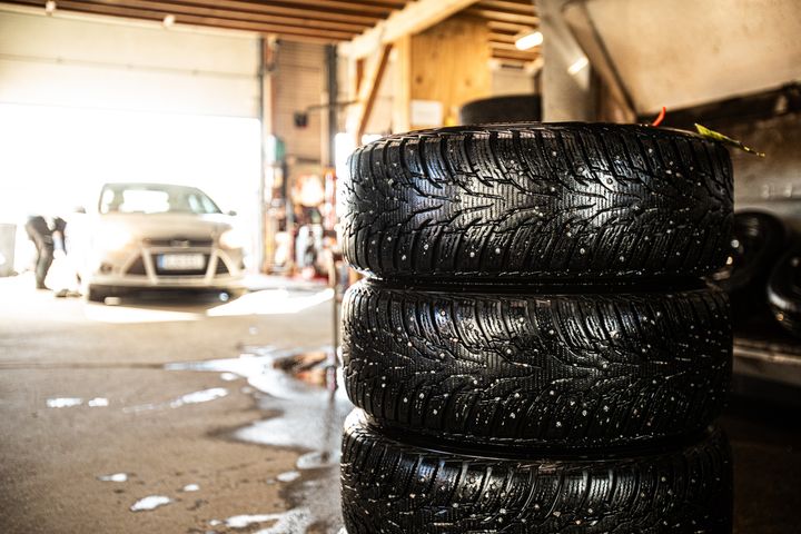 Tieliikennelain mukaisesti nastarenkaita saa käyttää marraskuun alusta maaliskuun loppuun ja muulloinkin, jos sää tai keli sitä edellyttää.