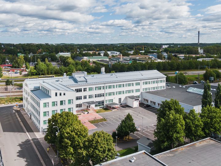 Turun kansainvälinen koulu muuttaa Hemsön omistamaan Lemminkäisenkatu 30:n kiinteistöön. Myös Turun ammattikorkeakoulu jatkaa vuokralaisena rakennuksessa.