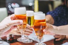 ”Kun missään tapauksessa ei pitäisi ottaa alkoholia ja silti juo, ollaan vakavan riippuvuuden tiellä ja on aika hakea ammattiapua”, Jarmo Kantonen sanoo.