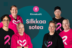 Kuusi Rinnekotien työntekijää, taustalla teksti Silkkaa sotea.