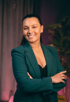 "Käsi sydämellä voin sanoa, että tämän projektin parissa työskenteleminen on yksi tärkeimpiä kokemuksia koko urani ajalta. Sain nähdä ja kokea jotain sellaista, mikä antaa minulle valtavasti toivoa paremmasta huomisesta”, sanoo Työvuorossa-podcastin juontaja, ohjaaja ja toimittaja Susani Mahadura.