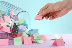 Arvonta on tyypillinen tapa toteuttaa palkkiohoitoa. Rinnekodit Raitissa asiakkaat keräävät pisteitä, jotka vaihdetaan arpoihin.