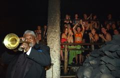 Ted Curson (vas.) esiintymässä Herrankukkaron Smoke & Swing tapahtumassa