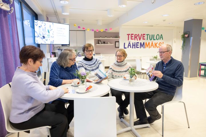 Omaishoitajayhdistyksen vertaisryhmä kokoontuu 4 naista ja 1 mies villapaidoissa.