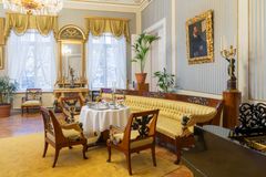 Joulukattaus kotimuseon empiresalissa, jossa on klassiset huonekalut ja koristeet.