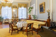 Sali, jossa on vanhoja koristeellisia huonekaluja.