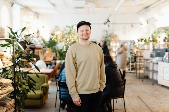 Arttu Muukkonen maksaa mielellään YEL-maksua, jos se vastaa kahviyrittäjän työpanosta. Purnaus virhelaskelmasta käynnisti kiihkeän keskustelun järjestelmän puutteista.