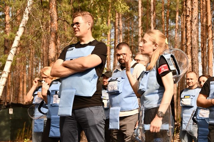 Lindtman vieraili Butšan alueella, jossa hän tutustui HALO Trust -järjestön räjähteiden raivausoperaatioon.