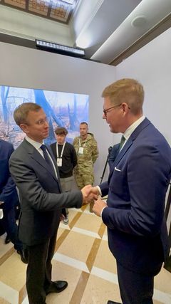 Lindtman tapasi konferenssin yhteydessä Ukrainan pääministeri Sergii Koretskyin.