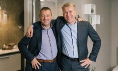 Laattapiste-Pukkila Oy:n omistajat Tommi Haru (vas.) ja Petteri Haru