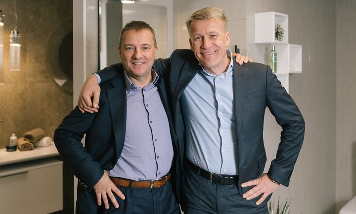 Laattapiste-Pukkila Oy:n omistajat Tommi Haru (vas.) ja Petteri Haru
