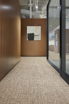 Interface Dressed Lines™ on nyökkäys 1950-luvun minimalismille. Se tarjoaa uudenlaisen näkemyksen klassisesta modernistisesta designista neutraalilla väripaletilla. Dressed Lines -tekstiililaatoilla ja -lankuilla voi toteuttaa elegantin ja ajattoman, akustiikkaa parantavan lattian työskentelytiloihin ja neuvotteluhuoneisiin. Valmistuksessa käytetty lanka on 100 % kierrätettyä polyamidia ja CQuest™Bio-pohja on biokomposiittia. Tekstiililaatat parantavat lisäksi sisäilmaa ja ne voidaan asentaa kätevästi TacTiles®-tarroilla ilman liimaa.