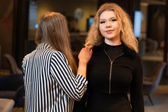 Tänään Oona ja Mila ovat valoisia ja päättäväisiä nuoria naisia, joilla on paljon sanottavaa nuorten palveluista ja haavoittuvassa asemassa olevien lasten ja nuorten tukemisesta.