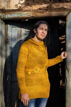 ”Romaninaiset ovat syrjityn yhteisön pahnanpohjimmaisia. Se johtuu yhteisön sisällä vallitsevista vahvoista patriarkaalisista asenteista ja varhain solmituista avioliitoista. Naisille ja tytöille romaniyhteisöissä annettu rooli ei anna heille mahdollisuuksia ilmaista itseään tai tavoitella omia unelmiaan”, kertoo kosovolainen kuvataiteilija Farija Mehmeti.