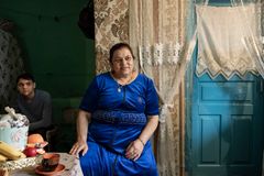 ”Monet romanit eivät tunne oikeuksiaan. Me yhteisötyöntekijät kerromme ihmisille muun muassa, että kunnalla on velvollisuus järjestää heille puhdasta juomavettä ja että kaikilla on oikeus perusterveydenhuoltoon”, sanoo moldovalaisen Hîncestin kunnan yhteisötyöntekijänä toimiva 62-vuotias Elena Bogdan.
