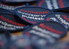 Kangasmerkeissä lukee Rohkeasti ihmisarvon puolesta.