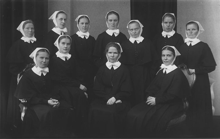 Vuonna 1929 vihittyjä diakonissoja vihkimyspäivänään kuvattuna.