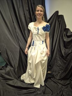 Maija Hylen sinivalkoisen asun on suunnitellut Aalto-yliopiston muodin maisteriopiskelija Y Kiili, joka yhdistää Diakonissalaitoksen perustajan Aurora Karamzinin 1800-luvun juhlavaa tyyliä tähän päivään. Klassisen ja modernin tyylin kohtaamisen lisäksi mielenkiintoisena yksityiskohtana puvun nauhadetaljit on tehty Diakonissalaitoksen ”Oltaisiinko toistemme puolella” -kampanjan käsinauhoista. Tämä kampanja pyrkii vähentämään vastakkainasettelua yhteiskunnassa.