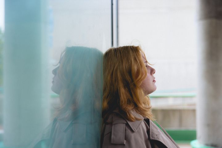 Nuori nojaa lasiseinään