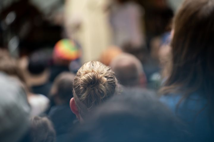 Väkijoukko kuvattuna takaapäin.