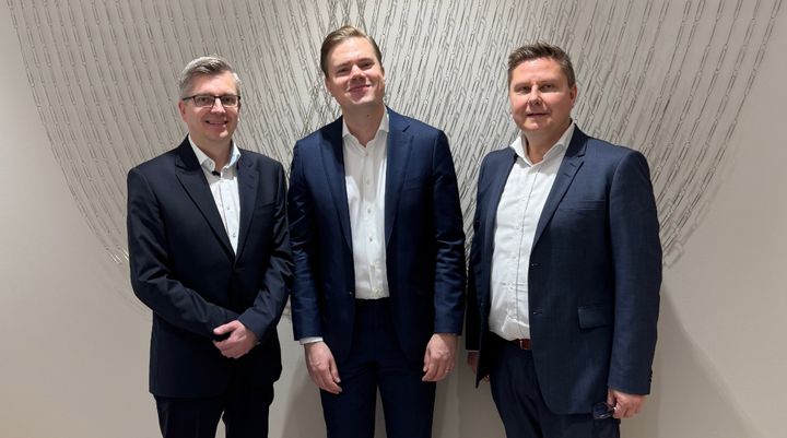 Kuvassa vasemmalta: Netcontrolin toimitusjohtaja Sami Kurunsaari, Jussi Holopainen Procuritas Partnersista ja Sami Raitakoski ABB:ltä