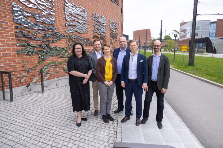 Vasemmalta ABB Oy:n toimitusjohtaja Sailamarja Kähkönen, liiketoimintajohtaja Miikka Aho, ABB, professori Annukka Santasalo-Aarnio, Aalto-yliopisto, liiketoimintajohtaja Peter Lindgren, ABB, liiketoimintajohtaja Mika Vartiainen, ABB ja dekaani Jussi Ryynänen, Aalto-yliopisto.
