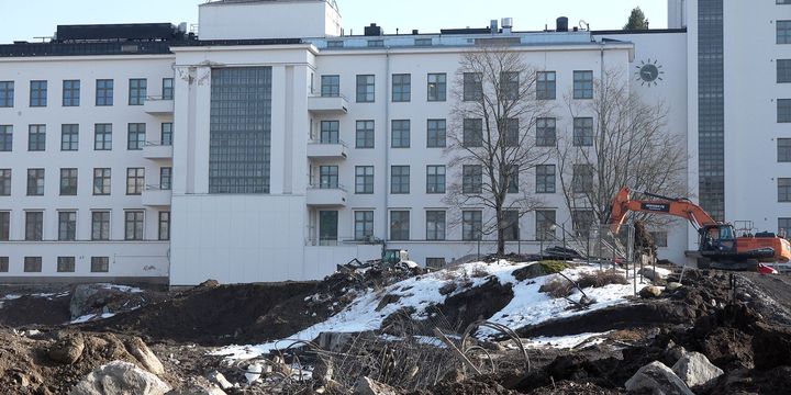 Töölön vanhan sairaalan alueelle aletaan rakentaa uusia asuntoja. Helsinkiläisten kestosuosikki on alue, jolle kannattaa rakentaa myös uudistuotannon alhossa. Helsinki 1 -alueella asuntojen hinnat eivät ole laskeneet pariin vuoteen, mikä eroaa monista muista alueista myös pk-alueella.