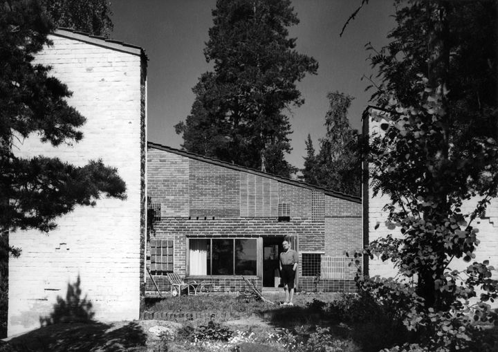Alvar Aalto Muuratsalon koetalon (1952-54) patiolla.