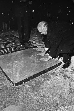 Alvar Aalto painaa kädenjälkensä sementtiin Oulussa 21.11.1969.