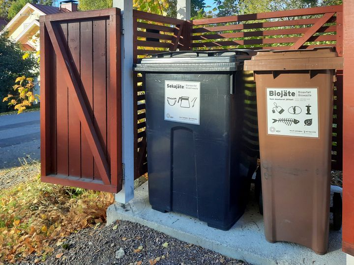 Kuvassa on kaksi HSY:n jäteastiaa: toinen sekajätteelle ja toinen biojätteelle.