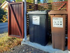 Kuvassa on kaksi HSY:n jäteastiaa: biojäte ja sekajäte.