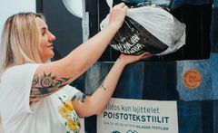 HSY:n suosittu kiertotaloutta edistävä maksuton poistotekstiilin keräys jatkuu Helsingissä, Espoossa ja Vantaalla 11 pisteessä, vaikka ulkona olevat keräyslaatikot poistetaan lokakuussa. Kuva: HSY