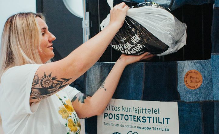 HSY:n suosittu kiertotaloutta edistävä maksuton poistotekstiilin keräys jatkuu Helsingissä, Espoossa ja Vantaalla 11 pisteessä, vaikka ulkona olevat keräyslaatikot poistetaan lokakuussa. Kuva: HSY