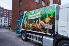 Kuvassa jäteauto, jossa Mullankumous-mainos