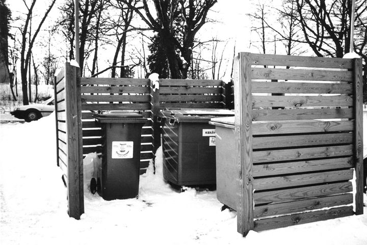Kuvassa biojäteastia ulkona jätetilassa.