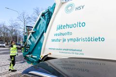 Roska-astiaa tyhjennetään HSY:n jäteautoon.
