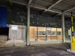 Valokuva remontoidusta Kivikon Sortti-aseman palvelupisteestä ulkoapäin.