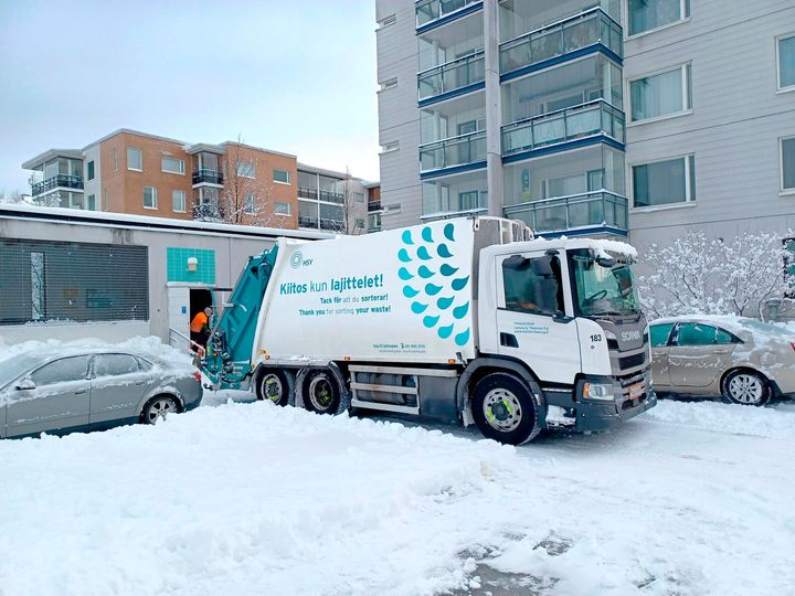 Keskiviikkona alkanut lumimyräkkä on viivästyttänyt jäteastioiden tyhjennyksiä pääkaupunkiseudulla ja Kirkkonummella. Kuva: HSY